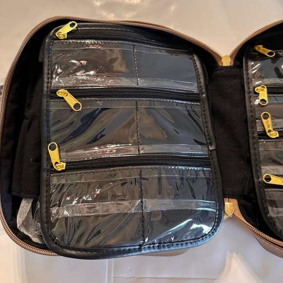 NWOT For Your Eases Only Cosmetic Make- Up Bag Gold Tone Quilted Gold Hardware - Picture 7 of 11